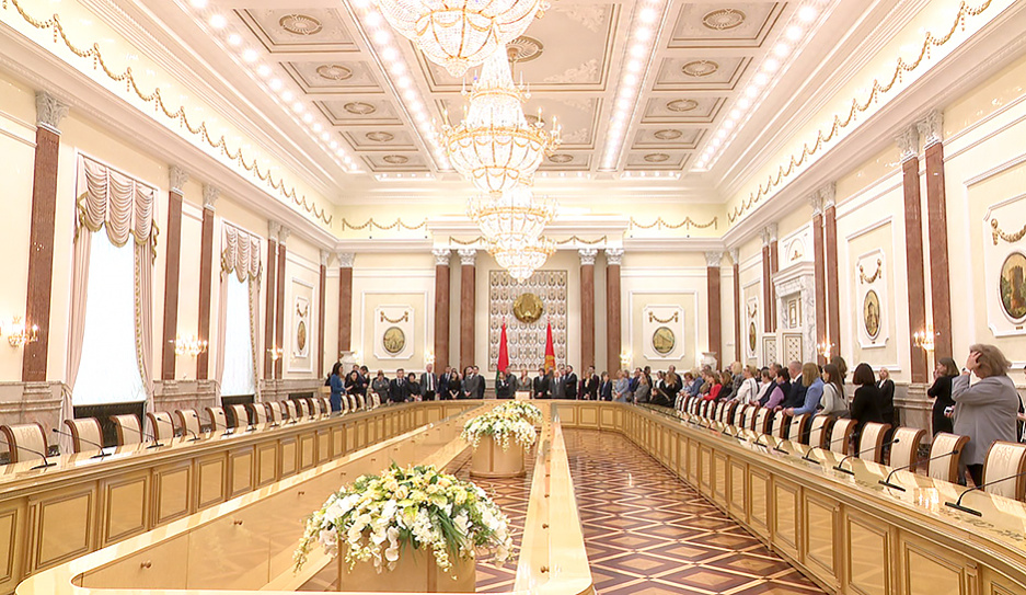 Сенаторы, представители Секретариата Совета Республики, сотрудники и студенты Академии управления посетили Дворец Независимости