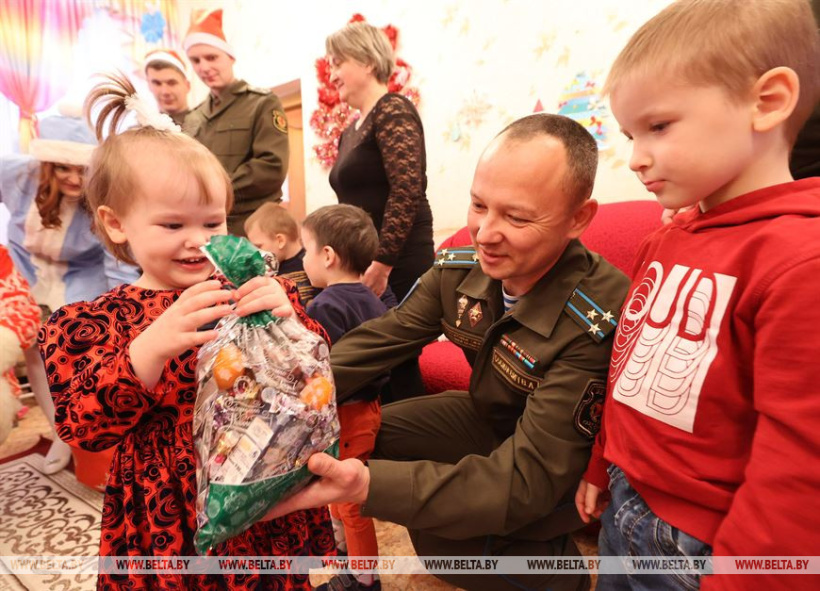 Подарить счастливые и яркие мгновения - десантники поздравили ребят из витебского детского дома