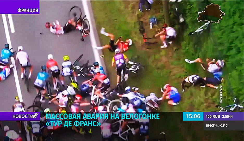 Многодневная велогонка Тур де Франс омрачена  массовой аварией