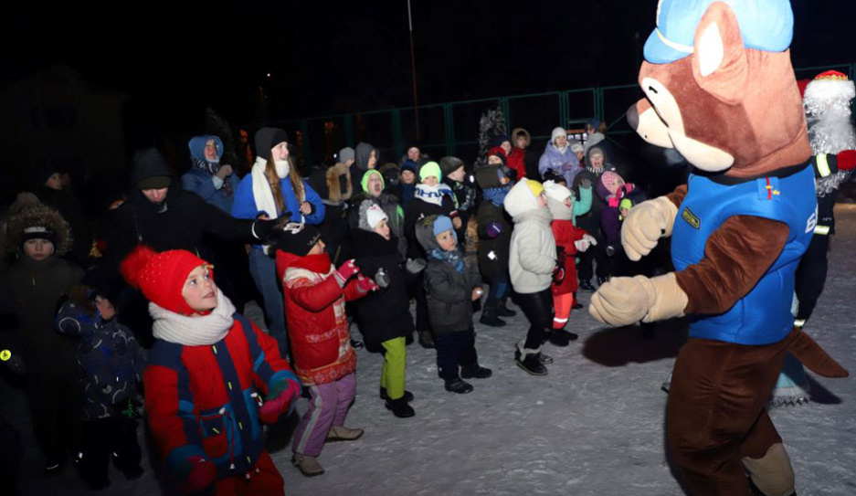 С Новым годом маленьких жителей детской деревни Истоки поздравили спасатели Минской области