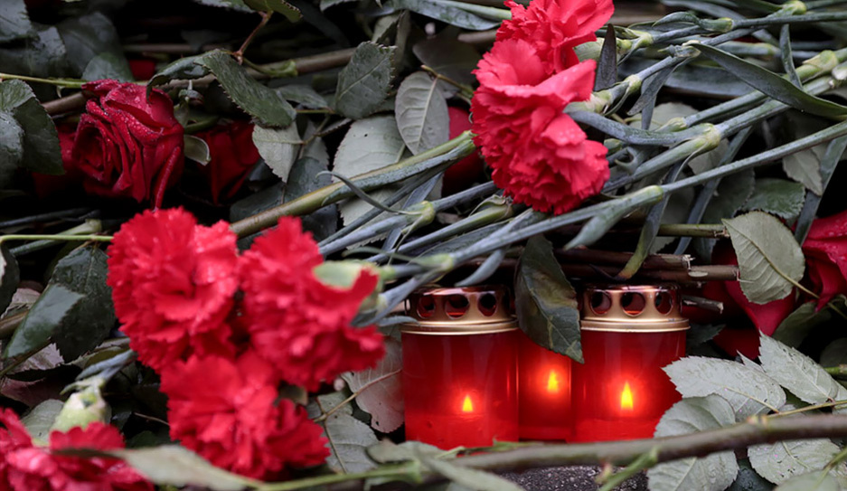 Белорусы несут цветы к посольству России в Минске