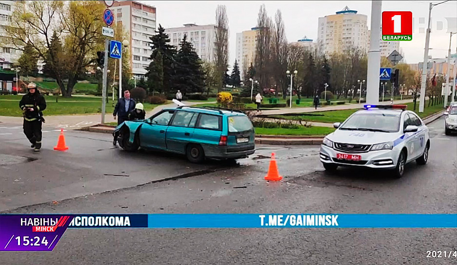 Два автомобиля столкнулись на улице Притыцкого в Минске, один из них перевернулся