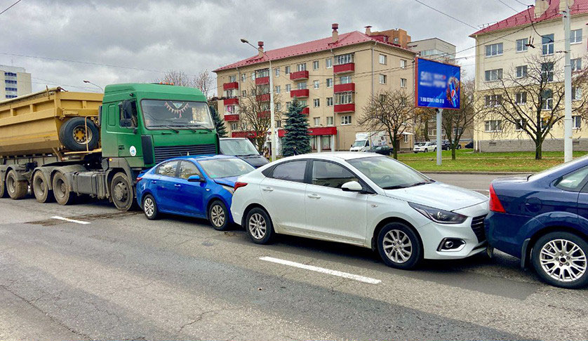 На Партизанском проспекте в Минске столкнулись сразу 5 автомобилей