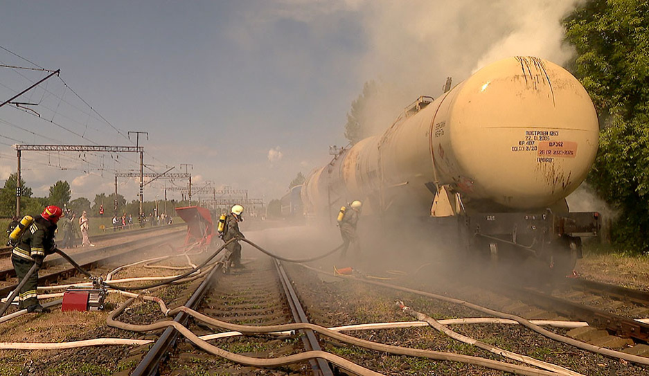 Спасатели провели масштабный этап учений на железной дороге в Пуховичском районе