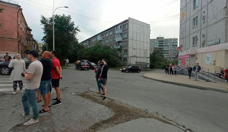 В Екатеринбурге неизвестный открыл стрельбу из окна жилого дома