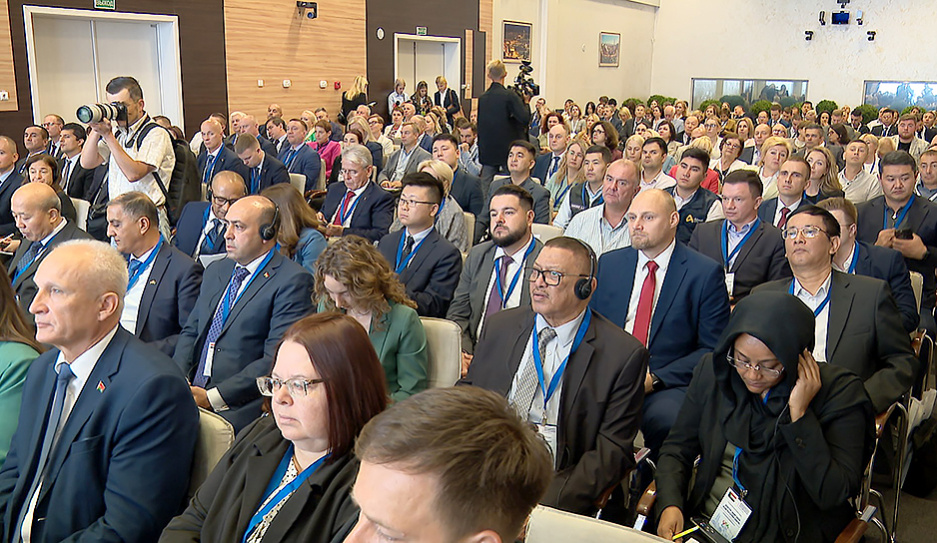  Большой бизнес-диалог проходит в Минске. Представители деловых кругов более 20 стран обмениваются опытом  
