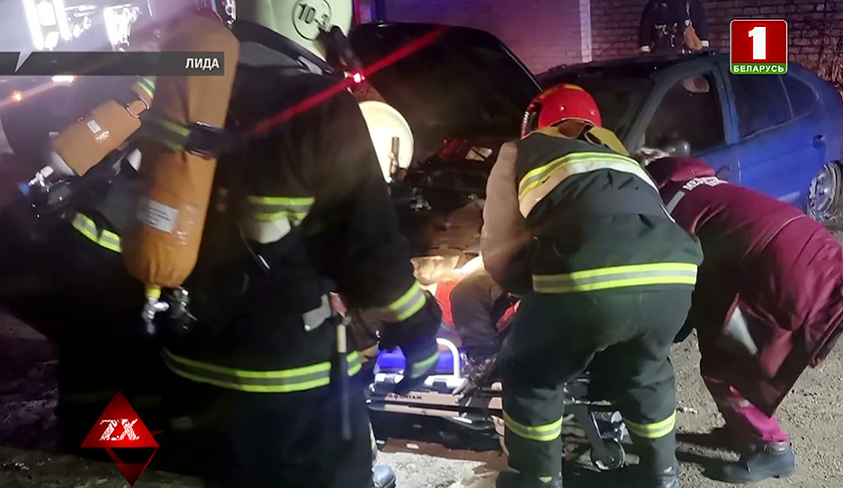 В Лиде спасатели вызволили из горящего гаража мужчину