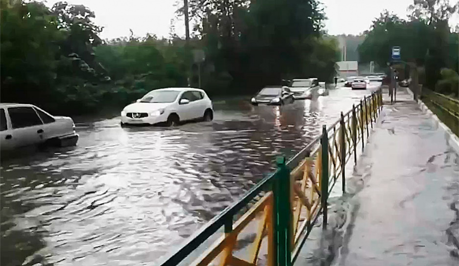 Из-за сильного ливня в Москве затопило дороги