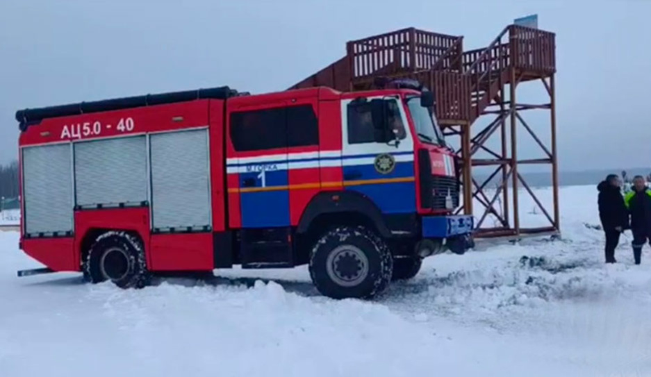 Двое рыбаков провалились под лед на Дроздовском водохранилище - одного доставали спасатели