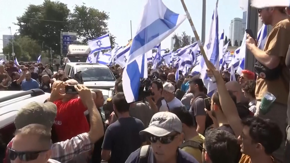 Тысячи людей вышли на акцию протеста в Тель-Авиве - израильтяне не принимают судебную реформу 