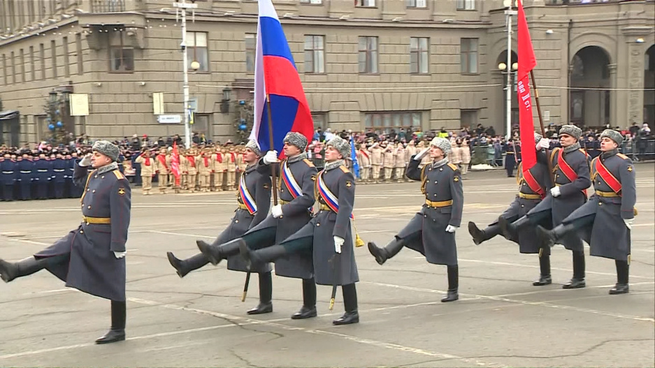 80-летие победы в Сталинградской битве отметили парадом в Волгограде