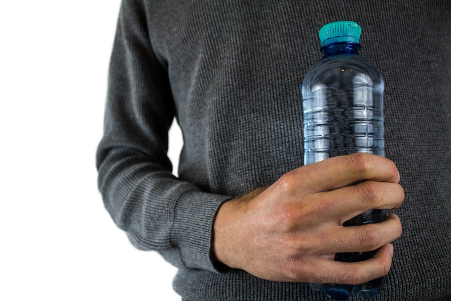 Можно ли пить воду во время еды и спортивной тренировки? Эксперты проверили мифы из интернета