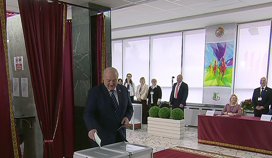 Президент Беларуси проголосовал на выборах депутатов Палаты представителей и местных советов