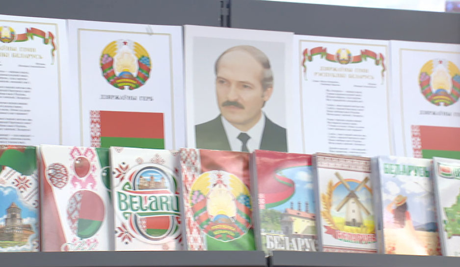 Выставка в Нацбиблиотеке, вручение паспортов в ТЦ Столица - как минчане отмечают День Конституции 