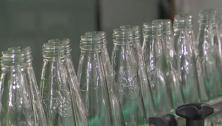 Беларусь поэтапно снижает использование пластика в торговле - как реагируют потребители и производители? 