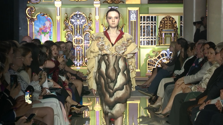 Белорусский дизайнер представил необычную коллекцию на модном вечере Русского силуэта в Москве