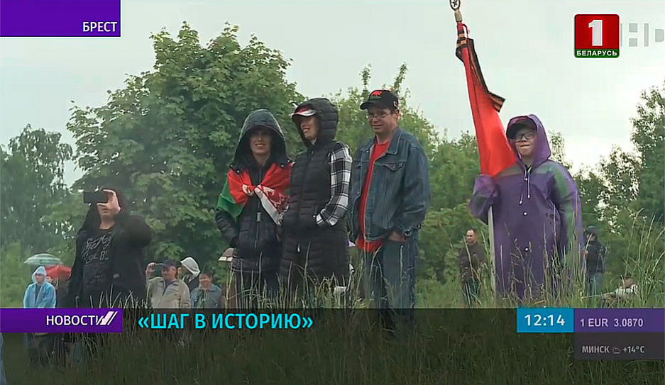 Участники автопробега  За единую Беларусь! в Бресте на реконструкции Кобринского укрепления