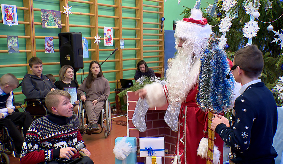  Наши дети: водили хороводы и звали Деда Мороза и Снегурочку в Ивенецкой школе-интернате