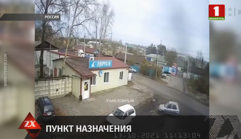 В Амурской области России водитель внедорожника Nissan влетел в торговый объект и остановился возле кассы